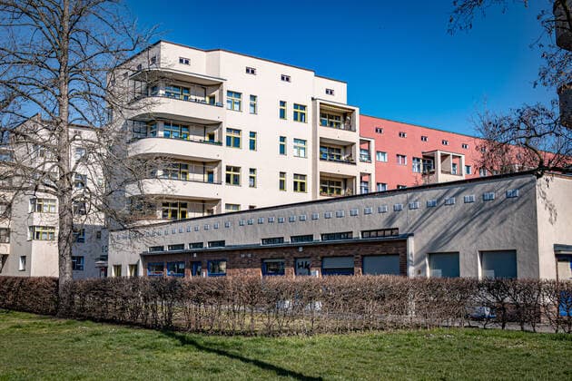 Berlin Pankow OT Prenzlauer Berg: Wohnstadt Carl Legien an der Erich-Weinert-Straße, UNESCO Weltkulturerbe, Siedlungen der Moderne, im Besitz der DEUTSCHE WOHNEN Berlin *** Berlin Pankow OT Prenzlauer Berg Residential City Carl Legien on Erich Weinert Straße, UNESCO World Heritage Site, Modernist Housing Estates, owned by DEUTSCHE WOHNEN Berlin