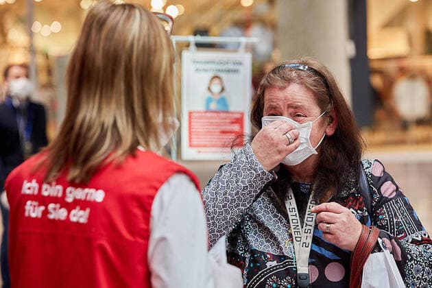 - Wien 01.04.2020 - Coronavirus Krise - Maskenpflicht - Als Konsequenz aus der schnellen Verbreitung des Coronavirus ist es ab 6.4. Pflicht in Supermärkten und Drogerien einen Mundnasenschutz (MNS) zu tragen. Die Supermarktketten verteilen diese Masken seit heute den Kunden am Eingang. Die Masken sind gratis und werden von den Supermärkten finanziert. PHOTO: Kunden und Angestellte dürfen nur mehr mit Mund-Nasen-Schutz in die Supermärkte Vienna, Austria - Corona virus crisis - Mask requirement - As a consequence of the rapid spread of the corona virus, it is from 6.4. Obligatory to wear mouth protection (MNS) in supermarkets and drug stores. The supermarket chains have been distributing these masks to customers at the entrance since today. The masks are free and are financed by the supermarkets. PHOTO: Customers and employees can o 