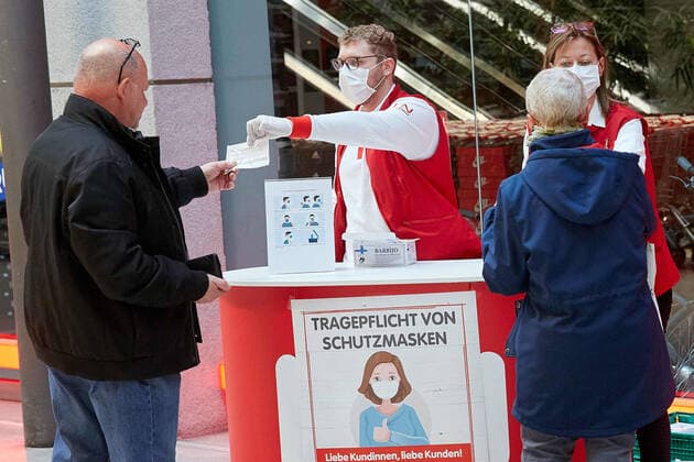 - Wien 01.04.2020 - Coronavirus Krise - Maskenpflicht - Als Konsequenz aus der schnellen Verbreitung des Coronavirus ist es ab 6.4. Pflicht in Supermärkten und Drogerien einen Mundnasenschutz (MNS) zu tragen. Die Supermarktketten verteilen diese Masken seit heute den Kunden am Eingang. Die Masken sind gratis und werden von den Supermärkten finanziert. PHOTO: Kunden und Angestellte dürfen nur mehr mit Mund-Nasen-Schutz in die Supermärkte Vienna, Austria - Corona virus crisis - Mask requirement - As a consequence of the rapid spread of the corona virus, it is from 6.4. Obligatory to wear mouth protection (MNS) in supermarkets and drug stores. The supermarket chains have been distributing these masks to customers at the entrance since today. The masks are free and are financed by the supermarkets. PHOTO: Customers and employees can o 