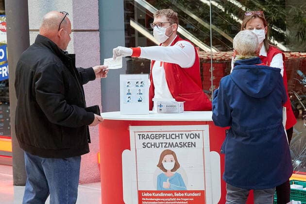 - Wien 01.04.2020 - Coronavirus Krise - Maskenpflicht - Als Konsequenz aus der schnellen Verbreitung des Coronavirus ist es ab 6.4. Pflicht in Supermärkten und Drogerien einen Mundnasenschutz (MNS) zu tragen. Die Supermarktketten verteilen diese Masken seit heute den Kunden am Eingang. Die Masken sind gratis und werden von den Supermärkten finanziert. PHOTO: Kunden und Angestellte dürfen nur mehr mit Mund-Nasen-Schutz in die Supermärkte Vienna, Austria - Corona virus crisis - Mask requirement - As a consequence of the rapid spread of the corona virus, it is from 6.4. Obligatory to wear mouth protection (MNS) in supermarkets and drug stores. The supermarket chains have been distributing these masks to customers at the entrance since today. The masks are free and are financed by the supermarkets. PHOTO: Customers and employees c 