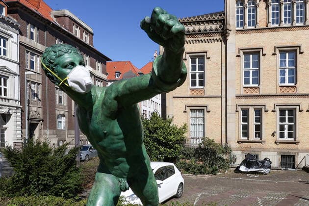 Hanover, 01 04 2020, Corona Krise, the Borghesian fencer, The sculpture adorning the Prinzenstraße Schiffgraben intersection has unknown persons wearing a breathing mask,