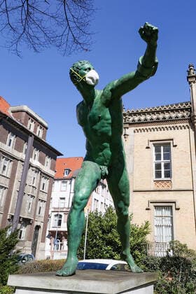 Hanover, 01 04 2020, Corona Krise, the Borghesian fencer, The sculpture adorning the Prinzenstraße Schiffgraben intersection has unknown persons wearing a breathing mask,
