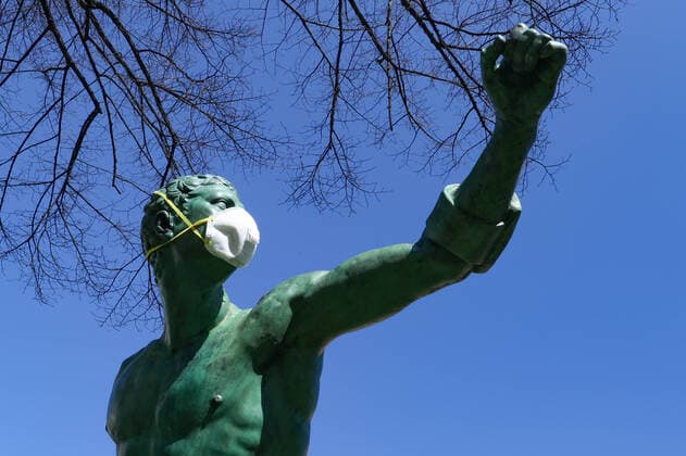 Hanover, 01 04 2020, Corona Krise, the Borghesian fencer, The sculpture adorning the Prinzenstraße Schiffgraben intersection has unknown persons wearing a breathing mask,