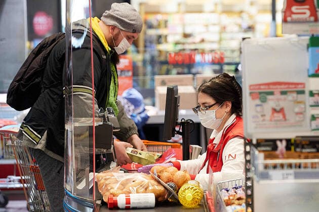 - Wien 01.04.2020 - Coronavirus Krise - Maskenpflicht - Als Konsequenz aus der schnellen Verbreitung des Coronavirus ist es ab 6.4. Pflicht in Supermärkten und Drogerien einen Mundnasenschutz (MNS) zu tragen. Die Supermarktketten verteilen diese Masken seit heute den Kunden am Eingang. Die Masken sind gratis und werden von den Supermärkten finanziert. PHOTO: Kunden und Angestellte dürfen nur mehr mit Mund-Nasen-Schutz in die Supermärkte Vienna, Austria - Corona virus crisis - Mask requirement - As a consequence of the rapid spread of the corona virus, it is from 6.4. Obligatory to wear mouth protection (MNS) in supermarkets and drug stores. The supermarket chains have been distributing these masks to customers at the entrance since today. The masks are free and are financed by the supermarkets. PHOTO: Customers and employees can o 