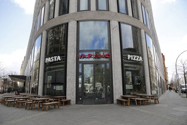 Vapiano Filiale in der Augsburger Straße in Berlin während der Corona-Pandemie am 31.03.2020 *** Vapiano branch in the Augsburger Straße in Berlin during the Corona pandemic on 31 03 2020