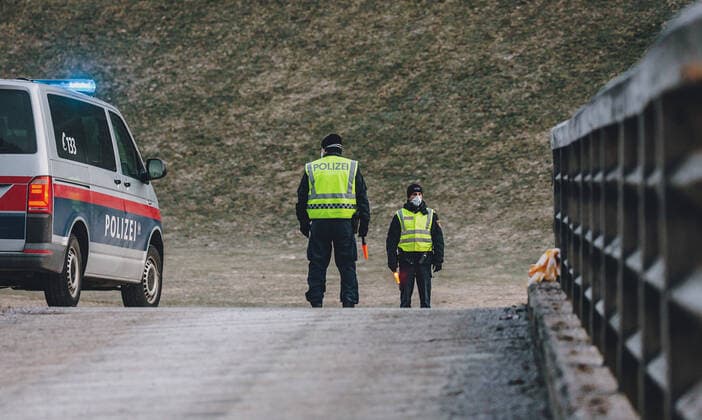 Saalbach HInterglemm 01 04 2020, Saalbach Hinterglemm, AUT, coronavirus crisis, daily life with the coronavirus, in the picture the police controls the commuter traffic in front of Saalbach Hinterglemm The co  EP_obh