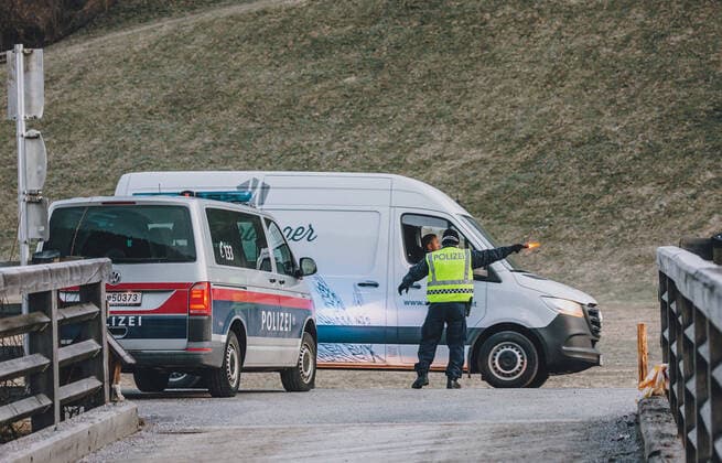 Saalbach HInterglemm 01 04 2020, Saalbach Hinterglemm, AUT, coronavirus crisis, daily life with the coronavirus, in the picture the police controls the commuter traffic in front of Saalbach Hinterglemm The co  EP_obh