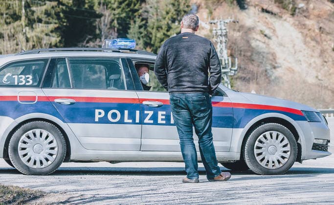 Saalbach HInterglemm 01 04 2020, Saalbach Hinterglemm, AUT, daily life with the coronavirus, in the picture the police controls the commuter traffic in front of Saalbach Hinterglemm The community Saalbach Hintergle  EP_obh
