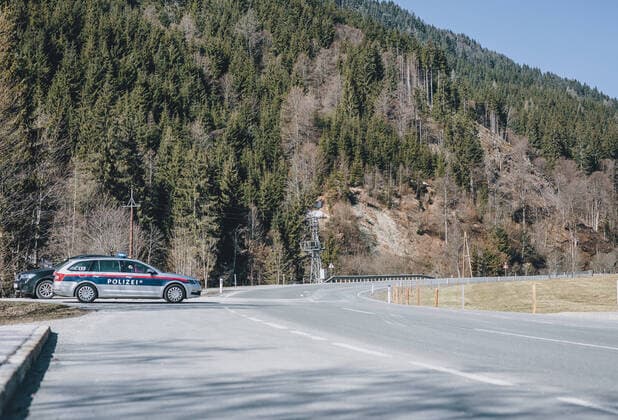 Saalbach HInterglemm 01 04 2020, Saalbach Hinterglemm, AUT, daily life with the coronavirus, in the picture the police controls the commuter traffic in front of Saalbach Hinterglemm The community Saalbach Hintergle  EP_obh