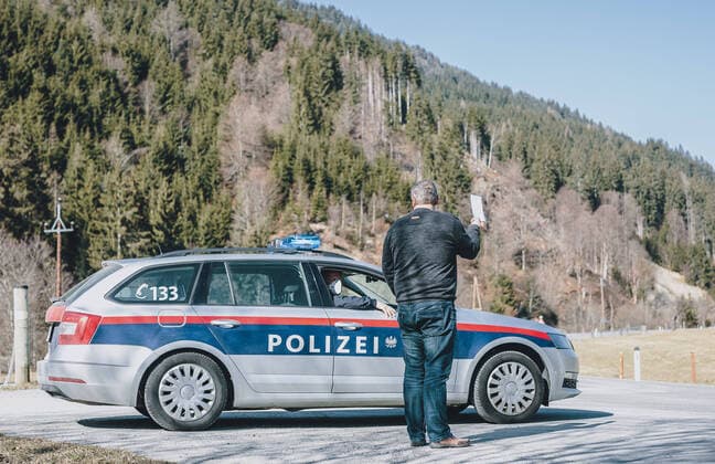 Saalbach HInterglemm 01 04 2020, Saalbach Hinterglemm, AUT, daily life with the coronavirus, in the picture the police controls the commuter traffic in front of Saalbach Hinterglemm The community Saalbach Hintergle  EP_obh