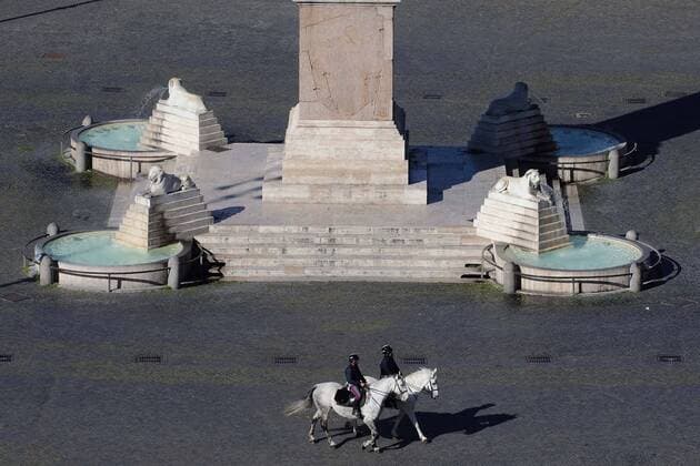 April 1, 2020 - Rome, Italy- The historical center of Rome is empty. Only police in the street. Very few people in the streets, shops, bars and restaurants are closed due the covid19 pandemic. Romne, Italy - ZUMAi15_ 20200401_zaf_i15_001 Copyright: xEvandroxInettix
