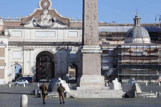 April 1, 2020 - Rome, Italy- The historical center of Rome is empty. Only police in the street. Very few people in the streets, shops, bars and restaurants are closed due the covid19 pandemic. Romne, Italy - ZUMAi15_ 20200401_zaf_i15_005 Copyright: xEvandroxInettix