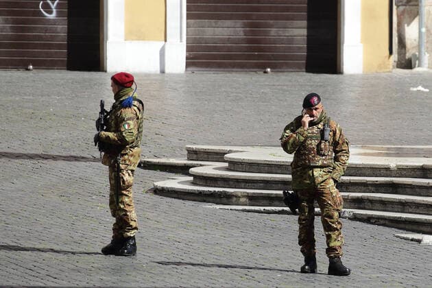 April 1, 2020 - Rome, Italy- The historical center of Rome is empty. Only police in the street. Very few people in the streets, shops, bars and restaurants are closed due the covid19 pandemic. Romne, Italy - ZUMAi15_ 20200401_zaf_i15_011 Copyright: xEvandroxInettix