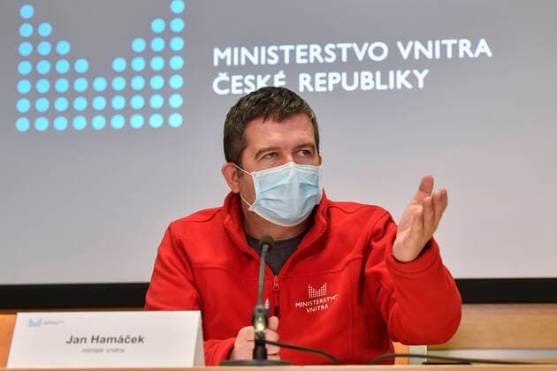Interior Minister Jan Hamacek (Social Democrats, CSSD), who heads the Central Crisis Staff, told that speed tests will be used for the testing in Prague, Czech Republic, Prague, April 1, 2020. This type of test may not reveal the infection, however, since they detect antibodies that may not have had enough time to develop since the tested individual was infected. (CTKxPhoto VitxSimanek) CTKPhotoP202004010529201 VIS 001