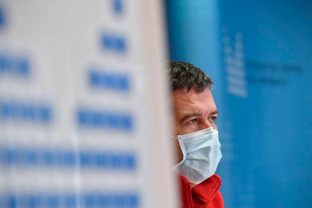 Interior Minister Jan Hamacek (Social Democrats, CSSD), who heads the Central Crisis Staff, told that speed tests will be used for the testing in Prague, Czech Republic, Prague, April 1, 2020. This type of test may not reveal the infection, however, since they detect antibodies that may not have had enough time to develop since the tested individual was infected. (CTKxPhoto VitxSimanek) CTKPhotoP202004010530001 VIS 002