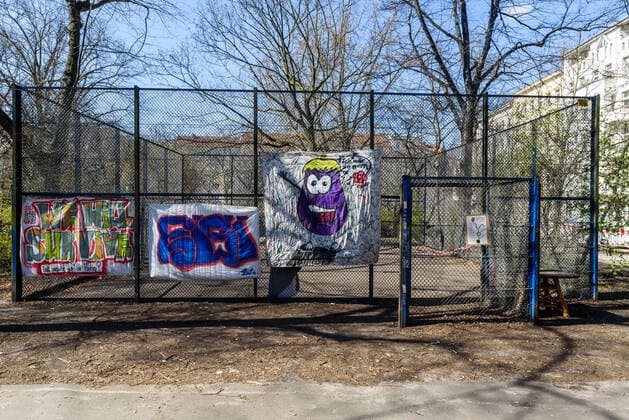 Playground in Berlin Kreuzberg closed due to Covid 19 In order to slow down a further erratic spread of the Covid 19 virus, the district of Kreuzberg Friedrichshain in Berlin has also closed the playgrounds indefinitely since 20 03 2020.