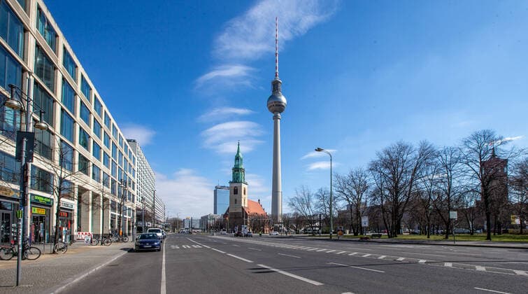 Coronavirus in Berlin Berlin, 01 04 2020, Mitte Because of the coronavirus, Karl Liebknecht Strasse is unusually deserted On the street there is hardly any traffic and few pedestrians cross at a great distance Berlin Berlin Deutschland City Ost