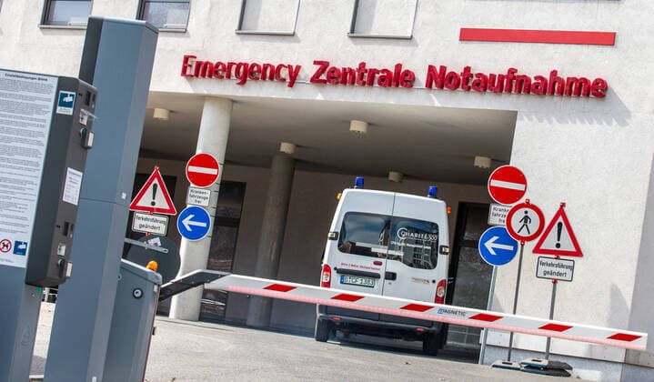 Coronavirus in Berlin Berlin, 01.04.2020, Mitte. Ein Rettungswagen steht in der Zufahrt zur zentralen Notaufnahme des Campus Charite Mitte. Berlin Berlin Deutschland Mitte *** Coronavirus in Berlin Berlin, 01 04 2020, Mitte An ambulance is parked in the access road to the central emergency room of the Campus Charite Mitte Berlin Berlin Deutschland Mitte