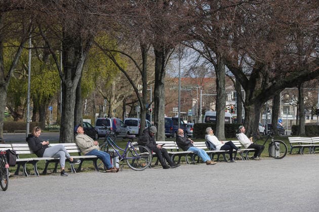 Hannover, 01 04 2020, Corona crisis, weather, the Hannoverana keep their distance, like here at Maschsee,