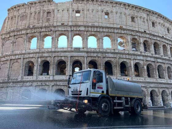News Bilder des Tages The sanitation interventions in the historic center of Rome by AMA. In the photo the Colosseum (Sisto Claudio Cornacchione Fotogramma, Rome - 2020-04-01) p.s. la foto e utilizzabile nel rispetto del contesto in cui e stata scattata, e senza intento diffamatorio del decoro delle persone rappresentate  Copyright: xSistoxClaudioxCornacchionex xFOTOGRAMMAx