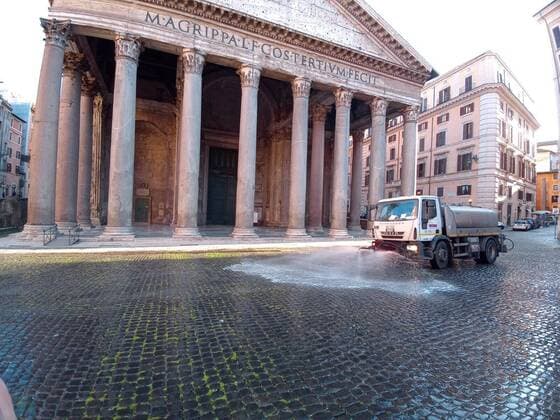 The sanitation interventions in the historic center of Rome by AMA. In the photo the Pantheon (Sisto Claudio Cornacchione Fotogramma, Rome - 2020-04-01) p.s. la foto e utilizzabile nel rispetto del contesto in cui e stata scattata, e senza intento diffamatorio del decoro delle persone rappresentate  Copyright: xSistoxClaudioxCornacchionex xFOTOGRAMMAx