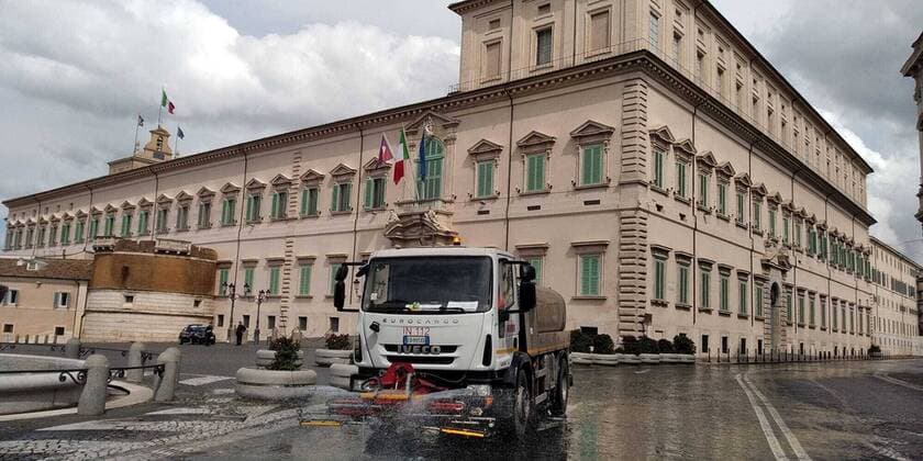 The sanitation interventions in the historic center of Rome by AMA. In the photo the Quirinale (Sisto Claudio Cornacchione Fotogramma, Rome - 2020-04-01) p.s. la foto e utilizzabile nel rispetto del contesto in cui e stata scattata, e senza intento diffamatorio del decoro delle persone rappresentate  Copyright: xSistoxClaudioxCornacchionex xFOTOGRAMMAx