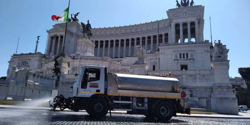 The sanitation interventions in the historic center of Rome by AMA. In photo piazza Venezia (Sisto Claudio Cornacchione Fotogramma, Rome - 2020-04-01) p.s. la foto e utilizzabile nel rispetto del contesto in cui e stata scattata, e senza intento diffamatorio del decoro delle persone rappresentate  Copyright: xSistoxClaudioxCornacchionex xFOTOGRAMMAx