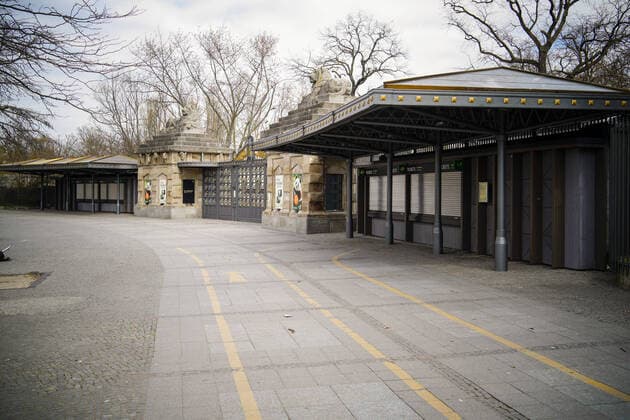 01 04 2020,Berlin,Germany,CEFR,the city in times of the corona pandemic Zoologischer Garten Berlin Entrance Hardenbergplatz A good 20,000 animals from almost 1,300 species live in the 33-hectare site As a precautionary measure to contain corona virus infections, Berlin Zoo and Aquarium will remain closed until further notice