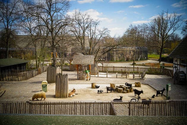 01 04 2020,Berlin,Germany,CEFR,the city in times of the corona pandemic Zoologischer Garten Berlin Entrance Hardenbergplatz A good 20,000 animals from just under 1,300 species live in the 33-hectare site As a precautionary measure to contain infections caused by the corona virus, Berlin Zoo and Aquarium will remain closed until further notice The petting zoo
