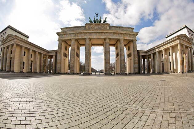 01 04 2020, Berlin, Germany Corona crisis Photo The Brandenburg Gate, where otherwise many tourists cavort, now deserted