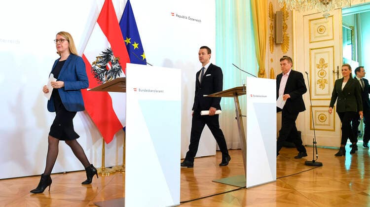 Vienna 01 04 2020, Federal Chancellery, Vienna, AUT, Current developments on corona disease in Austria, press conference on the topic, measures to secure the location and employment, in picture from the Minister of Economics and Technology Margarete Schramboeck OeVP , Minister of  EP_Pool