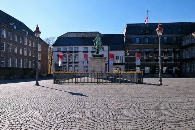 Empty streets in Düsseldorf during the Corona crisis, city hall