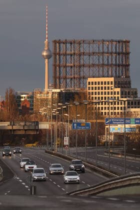 01 04 2020, Berlin, GER View of the Gasometer Schoeneberg and the Berlin television tower A 103, A103, everyday life, outside, outdoor, outdoor shot, highway, cars, cars, car traffic, BAB 103, Berlin, federal
