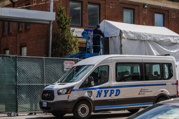 April 1, 2020, New York, NEW YORK, EUA: A refrigerated try with a frigurific truck is used as a morgue at The Brooklyn Hospital Center in the Brooklyn neighborhood of New York during the Coronovirus COVID-19 pandemic in the United States. New York EUA - ZUMAc233 20200401_zsp_c233_042 Copyright: xVanessaxCarvalhox