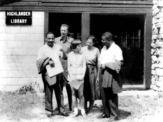 PETE SEEGER: THE POWER OF SONG, Martin Luther King Jr., Pete Seeger, Charis Horton, Rosa Parks, Ralph Abernathy, at the Highlander Folk School, 2007. Weinstein Company Courtesy Everett Collection Weinstein Company Courtesy Everett Collection !ACHTUNG AUFNAHMEDATUM GESCHÃ„TZT! PUBLICATIONXNOTxINxCANxCHNxFRAxITAxJPNxNORxPOLxRUSxESPxUKxUSA Copyright: xWeinsteinxCompany CourtesyxEverettxCollectionx MCDPESE EC006