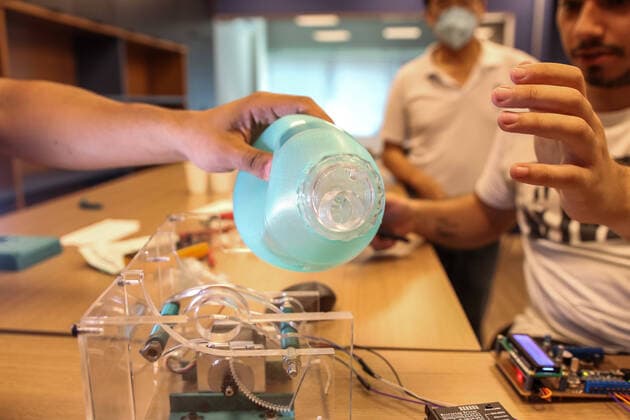 SOROCABA, SP - 01.04.2020: STARTUP DE SOROCABA CRIA RESPIRADORES - The Sorocaba (SP) startup, Pi Project, developed a low-cost respirator project to collaborate in the treatment of patients infected with COVID-19 (new coronavirus). Lucas Piovani, director of the company at the Technological Park of Sorocaba, says that the respirator is in the final testing phase and can cost approximately R $ 1100.00. The first units will be donated to hospitals in the city. The project that uses 3D printing, is based on studies by the Massachusetts Institute of Technology (MIT) and, after being completed, it will undergo validations by organs that regulate materials for hospital use in Brazil. x1900772x  CaduxRolim