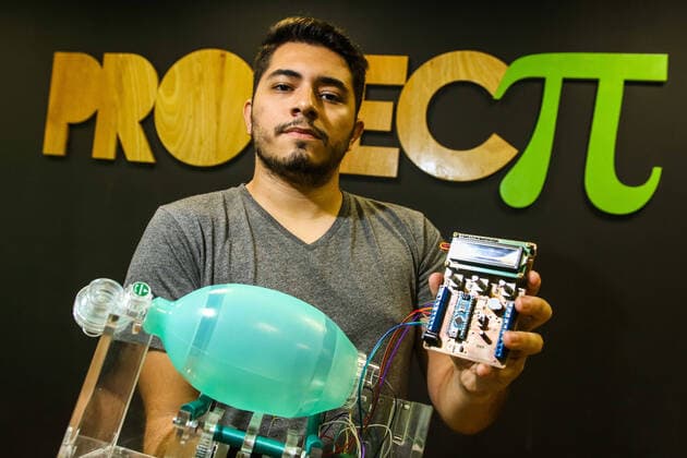 SOROCABA, SP - 01.04.2020: STARTUP DE SOROCABA CRIA RESPIRADORES - The Sorocaba (SP) startup, Pi Project, developed a low-cost respirator project to collaborate in the treatment of patients infected with COVID-19 (new coronavirus). Lucas Piovani (pictured with the respirator), director of the company at the Technological Park of Sorocaba, says that the respirator is in the final testing phase and may cost approximately R $ 1100.00. The first units will be donated to hospitals in the city. The project that uses 3D printing, is based on studies by the Massachusetts Institute of Technology (MIT) and, after being completed, it will undergo validations by organs that regulate materials for hospital use in Brazil. x1900809x  CaduxRolim