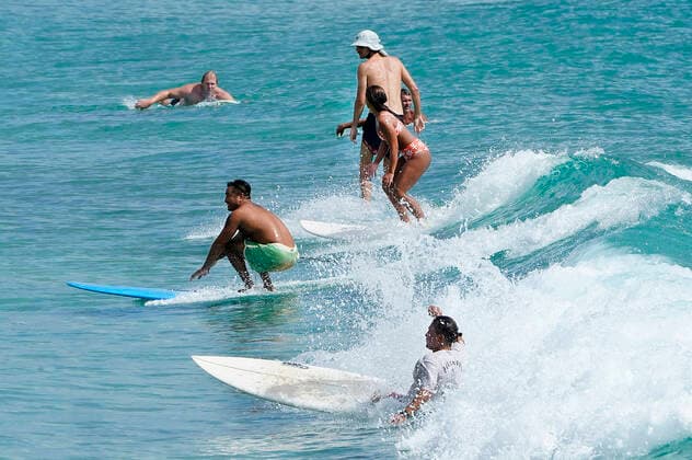 AUSTRALIA CORONAVIRUS COVID-19, Surfers enjoy conditions at Kirra on the Gold Coast, Thursday, April 2, 2020. Exercise is one of only eight essential reasons residents in Queensland are allowed to leave their home, as part of the Queensland Governments battle against COVID-19. ( NO ARCHIVING, EDITORIAL USE ONLY, NO USE IN BOOKS WITHOUT CONSENT GOLD COAST QLD AUSTRALIA  Copyright: xDAVExHUNTx 20200402001461346759