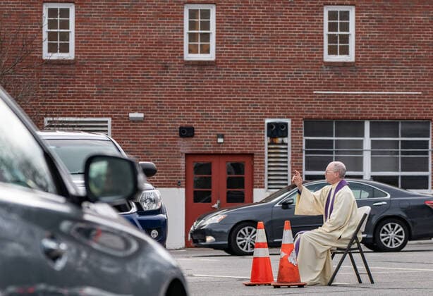 News Bilder des Tages April 1, 2020, Chelmsford, Massachusetts, USA: Father Brian Mahoney hears at drive-up confessions in the parking lot of St. Marys Catholic Church during Covid-19 pandemic in Chelmsford.  (124964595)