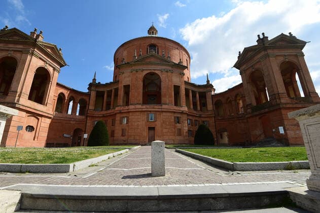 (200401) -- BOLOGNA, April 1, 2020 (Xinhua) -- The Santuario della Beata Vergine di San Luca is seen empty in Bologna, Italy, on April 1, 2020. Italy registered a total of 110,574 COVID-19 cases as of Wednesday, and the death toll stood at 13,155, according to fresh figures released by the country s Civil Protection Department managing the national emergency response. (Photo by Gianni Schicchi Xinhua) ITALY-BOLOGNA-COVID-19-CASES 