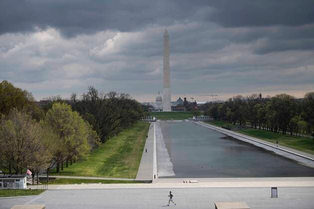(200402) -- WASHINGTON D.C., April 2, 2020 -- A man jogs near the Washington Monument during the outbreak of COVID-19 in Washington D.C., the United States, April 1, 2020. The United States became the first nation with more than 200,000 COVID-19 infections on Wednesday, according to a new tally from Johns Hopkins University. ) U.S.-WASHINGTON D.C.-COVID-19 LiuxJie 