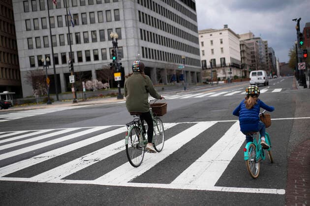 (200402) -- WASHINGTON D.C., April 2, 2020 -- People ride bicycles during the outbreak of COVID-19 in Washington D.C., the United States, April 1, 2020. The United States became the first nation with more than 200,000 COVID-19 infections on Wednesday, according to a new tally from Johns Hopkins University. ) U.S.-WASHINGTON D.C.-COVID-19 LiuxJie 