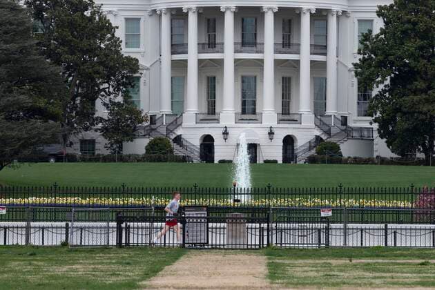 (200402) -- WASHINGTON D.C., April 2, 2020 -- A man jogs near the White House during the outbreak of COVID-19 in Washington D.C., the United States, April 1, 2020. The United States became the first nation with more than 200,000 COVID-19 infections on Wednesday, according to a new tally from Johns Hopkins University. ) U.S.-WASHINGTON D.C.-COVID-19 LiuxJie 
