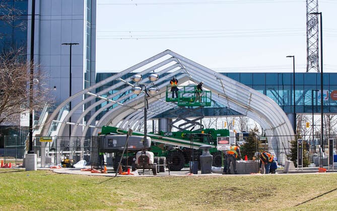 (200402) -- BURLINGTON, April 2, 2020 -- Workers construct a new modular structure on the grounds of Joseph Brant Hospital in Burlington, Toronto, Canada, April 1, 2020. Called as the Pandemic Response Unit (PRU), Ontario province s first temporary facility for COVID-19 patients is being built in Burlington and will provide an additional 93 beds. The number of COVID-19 cases has continued to rise in Canada. As of Wednesday afternoon, there were 9,560 confirmed cases, with 101 deaths, across the country. (Photo by Xinhua) CANADA-TORONTO-COVID-19-TEMPORARY FACILITY-CONSTRUCTION ZouxZheng