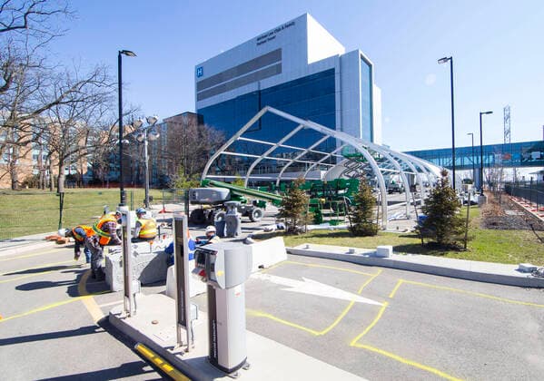 (200402) -- BURLINGTON, April 2, 2020 -- Workers construct a new modular structure on the grounds of Joseph Brant Hospital in Burlington, Toronto, Canada, April 1, 2020. Called as the Pandemic Response Unit (PRU), Ontario province s first temporary facility for COVID-19 patients is being built in Burlington and will provide an additional 93 beds. The number of COVID-19 cases has continued to rise in Canada. As of Wednesday afternoon, there were 9,560 confirmed cases, with 101 deaths, across the country. (Photo by Xinhua) CANADA-TORONTO-COVID-19-TEMPORARY FACILITY-CONSTRUCTION ZouxZheng