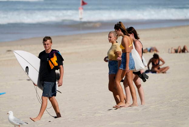 AUSTRALIA CORONAVIRUS COVID-19, People take to the beach at Surfers Paradise on the Gold Coast, Thursday, April 2, 2020. Exercise is one of only eight essential reasons residents in Queensland are allowed to leave their home, as part of the Queensland Governments battle against COVID-19. ( NO ARCHIVING, EDITORIAL USE ONLY, NO USE IN BOOKS WITHOUT CONSENT GOLD COAST QLD AUSTRALIA  Copyright: xDAVExHUNTx 20200402001461366295