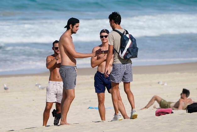 AUSTRALIA CORONAVIRUS COVID-19, Tourists rub hands as they greet at Surfers Paradise on the Gold Coast, Thursday, April 2, 2020. Exercise is one of only eight essential reasons residents in Queensland are allowed to leave their home, as part of the Queensland Governments battle against COVID-19. ( NO ARCHIVING, EDITORIAL USE ONLY, NO USE IN BOOKS WITHOUT CONSENT GOLD COAST QLD AUSTRALIA  Copyright: xDAVExHUNTx 20200402001461366829