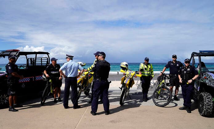AUSTRALIA CORONAVIRUS COVID-19, Police are seen gathered at Surfers Paradise Beach on the Gold Coast, Thursday, April 2, 2020. Exercise is one of only eight essential reasons residents in Queensland are allowed to leave their home, as part of the Queensland Governments battle against COVID-19. ( NO ARCHIVING, EDITORIAL USE ONLY, NO USE IN BOOKS WITHOUT CONSENT GOLD COAST QLD AUSTRALIA  Copyright: xDAVExHUNTx 20200402001461367978