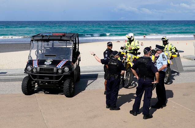AUSTRALIA CORONAVIRUS COVID-19, Police are seen gathered at Surfers Paradise Beach on the Gold Coast, Thursday, April 2, 2020. Exercise is one of only eight essential reasons residents in Queensland are allowed to leave their home, as part of the Queensland Governments battle against COVID-19. ( NO ARCHIVING, EDITORIAL USE ONLY, NO USE IN BOOKS WITHOUT CONSENT GOLD COAST QLD AUSTRALIA  Copyright: xDAVExHUNTx 20200402001461368216