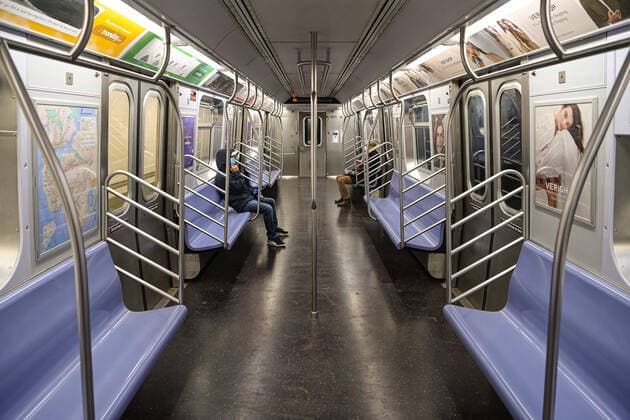 200401 People wearing masks inside an almost empty subway car as the coronavirus, COVID 19, outbreak continues on April 1, 2020 in New York, NY, USA Across the city businesses, schools and places of work have been shutting down, leading to empty streets and quiet neighborhoods Photo Joel Marklund BILDBYRAN kod JM 88128 bbeng coronavirus covid 19 virus corona sjukdom tunnelbana,  Copyright: JOELxMARKLUND 47112320st